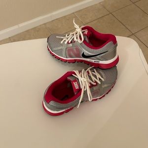 3 for $20🌺Like new Nike big girls shoes size 4Y